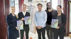 Seit zehn Jahren setzt sich die Antidiskriminierungsstelle für ein besseres Miteinander ein (v. l. n. r.: Daniela Grabovac, Stadtrat Robert Krotzer, Landtagsabgeordneter Wolfgang Moitzi, Künstler Enrique Fuentes und Grafikdesignerin Yue-Shin Lin)