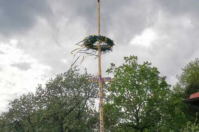 Nachdem die Tradition nicht abgeschaffen werden kann, hat die Familie Gartner aus Wettmannstätten einen Maibaum geschnitzt und ihrem Hof aufgestellt.