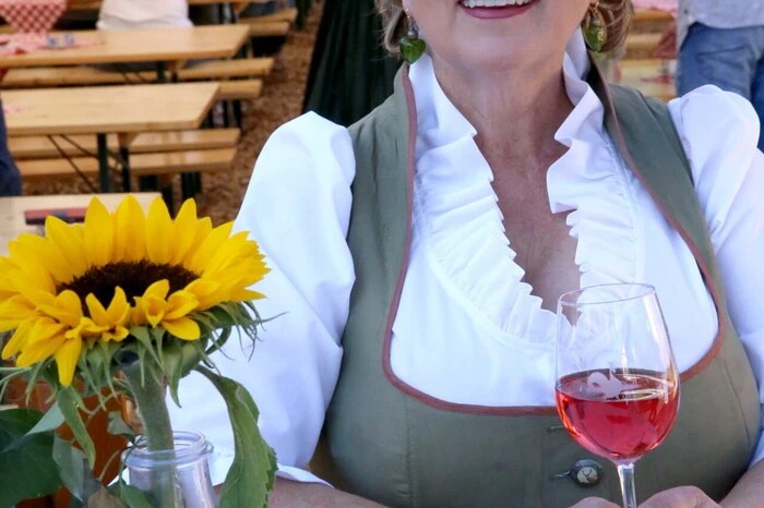 Aber nicht nur die knusprigen Backhendln standen im Mittelpunkt. Auch der dazu passende Hendlwein und das süffige Hendlbier wurden von den Gästen, die aus ganz Kärnten angereist kamen, einer genauen Verkostung unterzogen. 