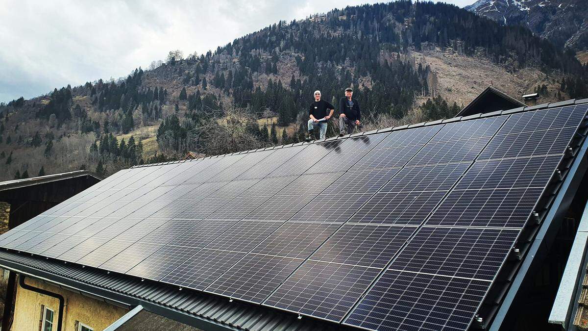 David Kerschbaumer und Elektriker Anton Thaler sind zufrieden: Das Dach der Molkerei wurde komplett mit PV-Modulen eingedeckt