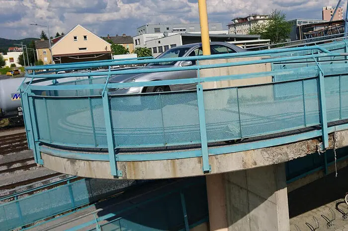 Ein Pkw steckte in der Auffahrtsrampe der Fußgänger- und Radfahrerbrücke, die vom Weizer Innovationszentrum zum Bahnhof führt, fest.