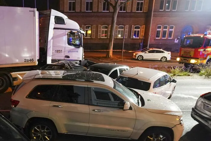 Die Hintergründe waren am Dienstagmorgen nach Angaben der Staatsanwaltschaft nach wie vor unklar.