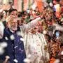 Premierminister Narendra Modi und der nationale BJP-Vorsitzende JP Nadda begrüßen ihre Anhänger bei ihrer Ankunft zur Feier im BJP-Hauptquartier