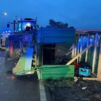 Ein Pkw wurde im Bezirk Mistelbach gegen ein zu einem Faschingswagen umfunktionierten Traktorgespann geschleudert - dieses kippte schließlich um