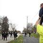 Der Bruder von Daunte Wright hält Wrights Sohn in die Höhe, als die Polizisten in Richtung Demonstranten marschieren
