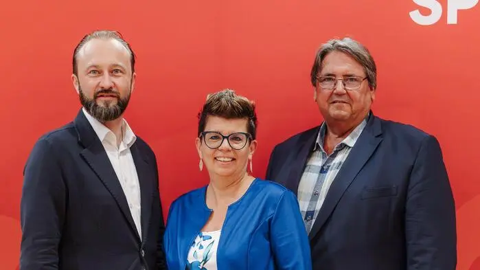 Bei der Bezirkskonferenz in Wagna: Landesparteichef Max Lercher, Bezirksfrauenvorsitzende Bernadette Kerschler und Bezirksparteivorsitzender Josef Muchitsch (v. l.)