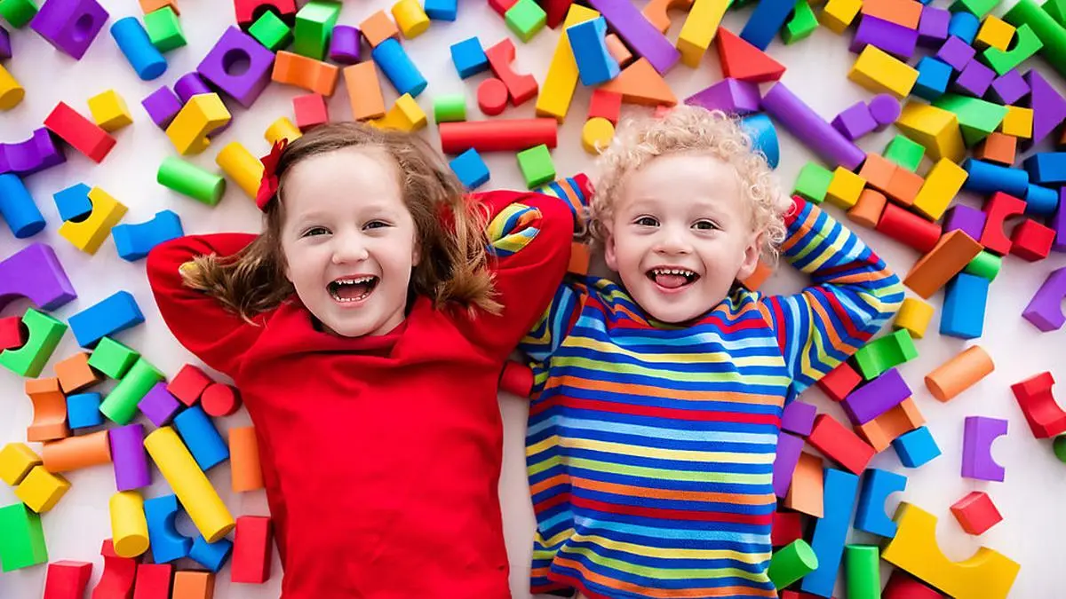 Experten raten: Eltern sollten blinkende Bildschirme gegen das gemeinsame Spielen eintauschen