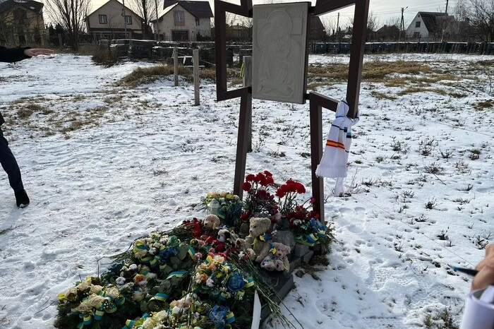 Eine mit Blumen geschmückte und mit Stofftieren verzierte Grabstelle erinnert im Garten der Orthodoxen Kirche von Butscha an die Gräuel, die die 35.000-Einwohnerstadt in der Nähe von Kiew im Vorjahr erlebte. Bundespräsident Alexander Van der Bellen besuchte zu Beginn seiner Reise den Ort, an dem im März des Vorjahres Massengräber mit Hunderten Leichen gefunden worden waren. Ein Ort des Grauens, aber auch der Hoffnung.