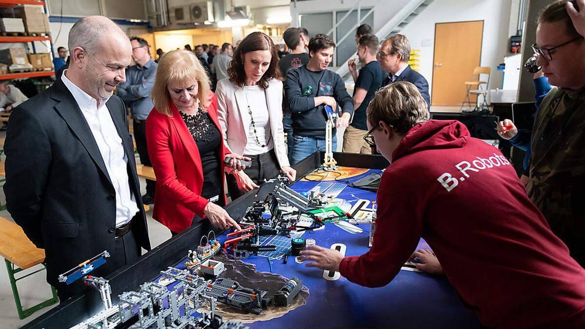 Schüler der Bulme Graz-Gösting demonstrieren Lego-Roboter