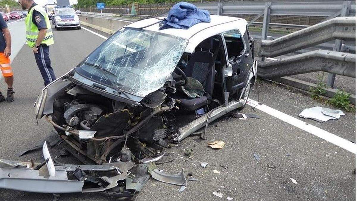 Das Mopedauto wurde durch den Unfall total zerstört - der Fahrer hatte großes Glück