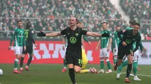 Bremen vs. VfL, 1. BL Bremen, 01.03.2025, FUßBALL - SV Werder Bremen vs. VfL Wolfsburg, 1. BL, Saison 2024/25. Patrick Wimmer VfL Wolfsburg jubelt mit Mannschaftskollegen nach seinem Tor zum 0:1 Bremen *** Bremen vs VfL, 1 BL Bremen, 01 03 2025, FOOTBALL SV Werder Bremen vs VfL Wolfsburg, 1 BL, Season 2024 25 Patrick Wimmer VfL Wolfsburg celebrates with teammates after his goal for 0 1 Bremen