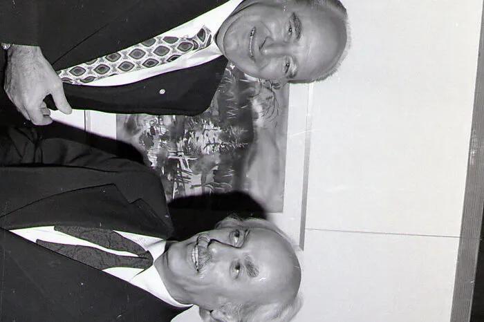 Der Maler Adolf Osterider (rechts) mit Bürgermeister Alois Harmtodt