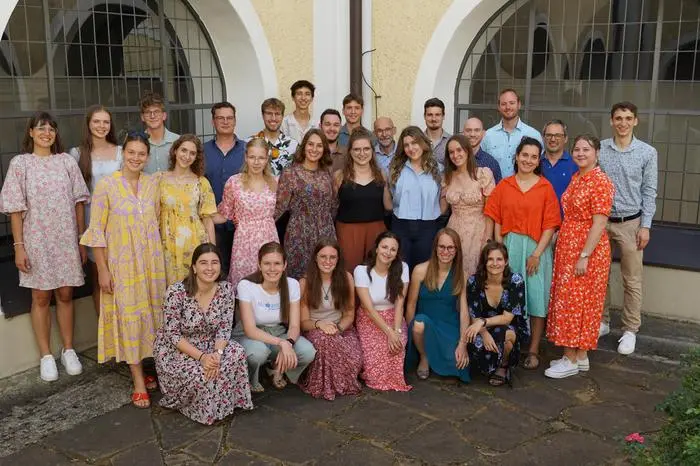 Eine buchstäblich bunte Mischung: der Osttiroler Projektchor Voxemble mit Leiter Mathias Bergmann (ganz rechts)