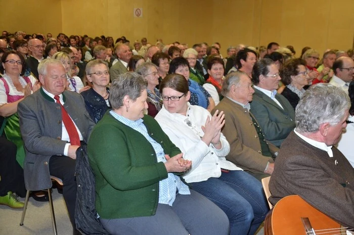 BO des Sängerverbandes, Gert Rundhammer, zeichnete alle Gründungssägerinnen mit einer Urkunde und Abzeichen aus.