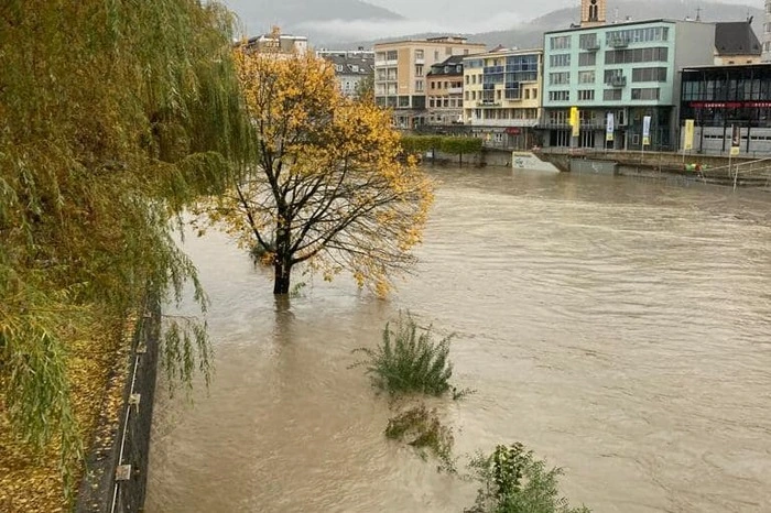 An der Drau in Villach ist der Wasserpegel am heutigen Freitag deutlich höher