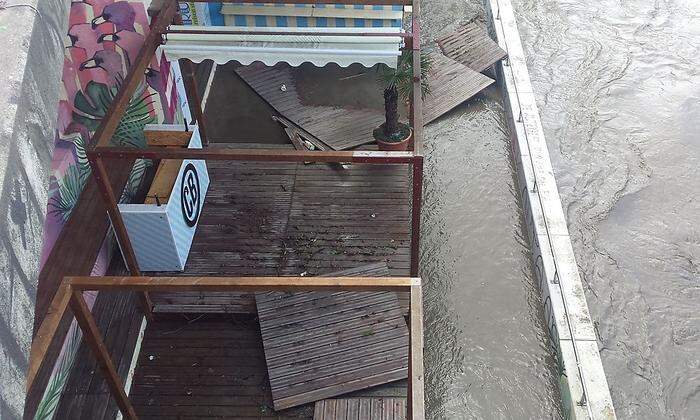 Die Bar des Grazer Citybeach steht unter Wasser