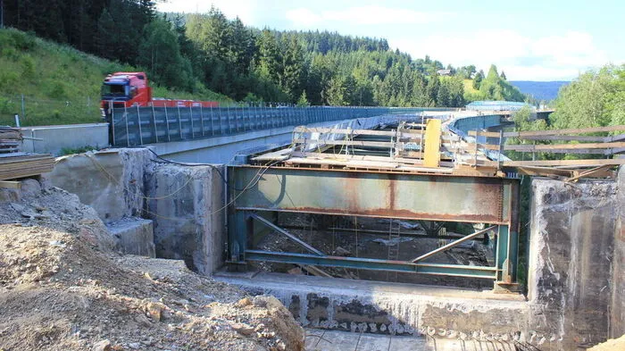 Die mehr als 300 Meter lange Kollerbachbrücke auf der A 2 wird derzeit in einer spektakulären Aktion saniert