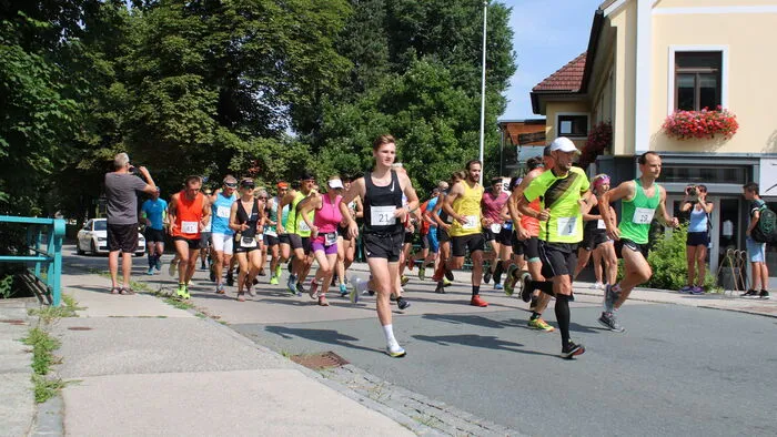 Beim Massenstart vor dem GH Poppmeier in St. Paul setzten die Favoriten sich gleich vom Feld ab.