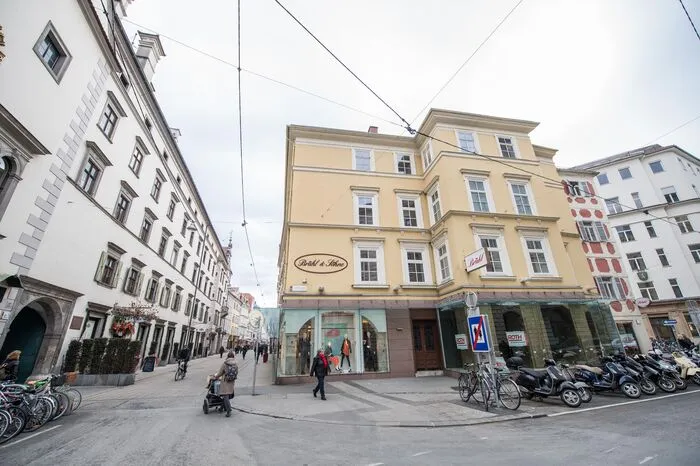 Dieser Teil der Schmiedgasse hinauf wurde 1990 zu einer Fußgängerzone, die auch von Radfahrern benützt werden darf.