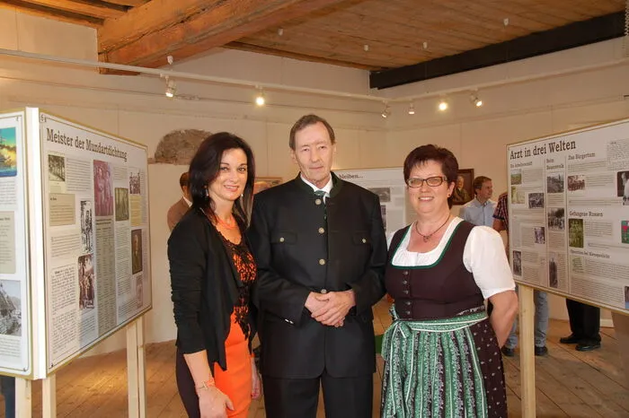 Kurator und Regionalhistoriker Herbert Blatnik (mit Biblothekarin Gertrude Kröll und Veronika Koller) erhielt zum Dank für sein unermüdliches Engagement die Ehrenurkunde der Gemeinde.