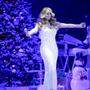 Jedes Jahr aufs Neue: Mariah Carey performt „All I Want For Christmas Is You“ auf weihnachtlich geschmückten Bühnen