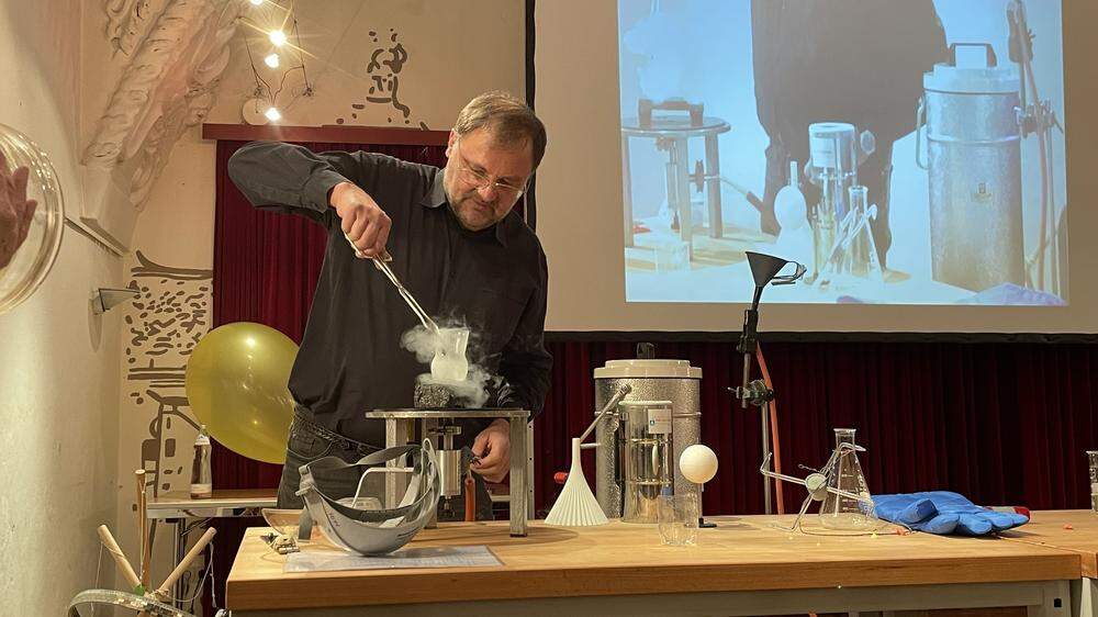 Gernot Pottlacher zeigte im Refektorium des Schlosses Pöllau Experimente rund um Stickstoff