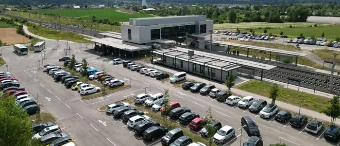 Zu sehen ist ein voller Bahnhof