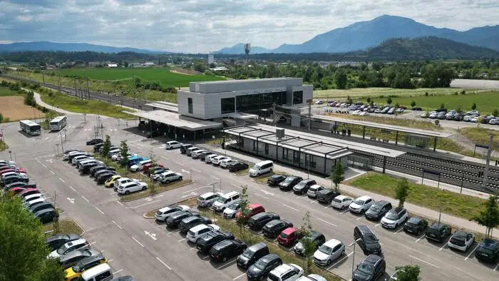 Zu sehen ist ein voller Bahnhof