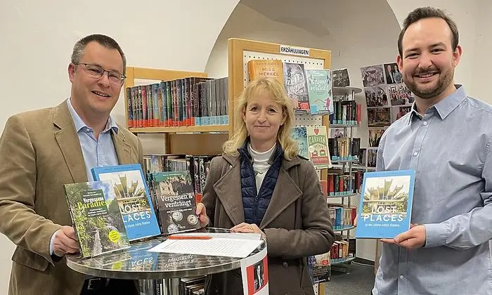 Autor Georg Lux, Kulturabteilungsleiterun Ingrid Weinländer, Vizebürgermeister Maximilian Peter (von links)