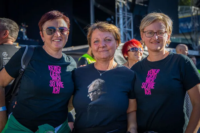 Einlass zum Konzert im Planai-Stadion war um 17 Uhr, die eingefleischten Fans nahmen dabei gleich die begehrten vordersten Plätze ein.