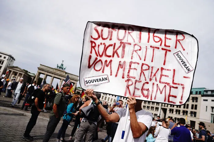Bis in die Mittagsstunden versammelten sich nach Polizeiangaben etwa 18.000 Menschen in Berlin-Mitte.