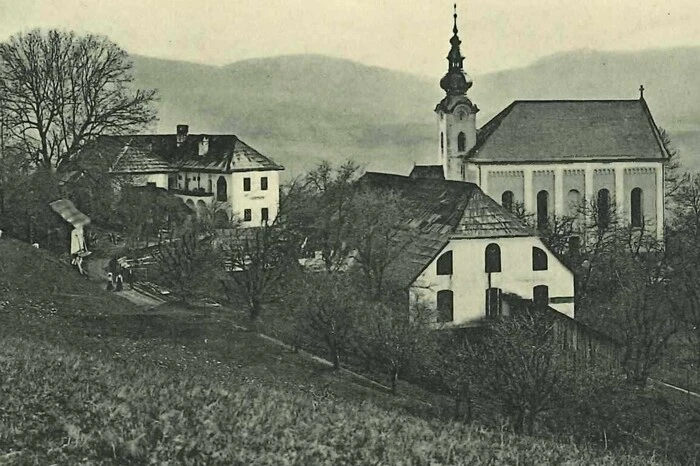 Der Ort St. Peter am Wallersberg mit Kirche und dem Schloss im Jahr 1911