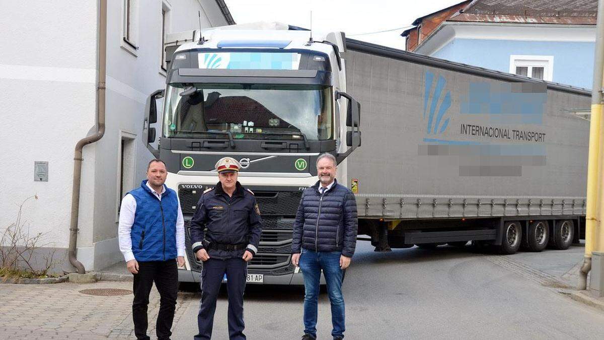 Schluss mit Mautflüchtlingen in den engen Gassen von Weißkirchen. Von links: Vizebürgermeister Markus Tafeit, Polizeiinspektionskommandant Hubert Brunner, Bürgermeister Ewald Peer