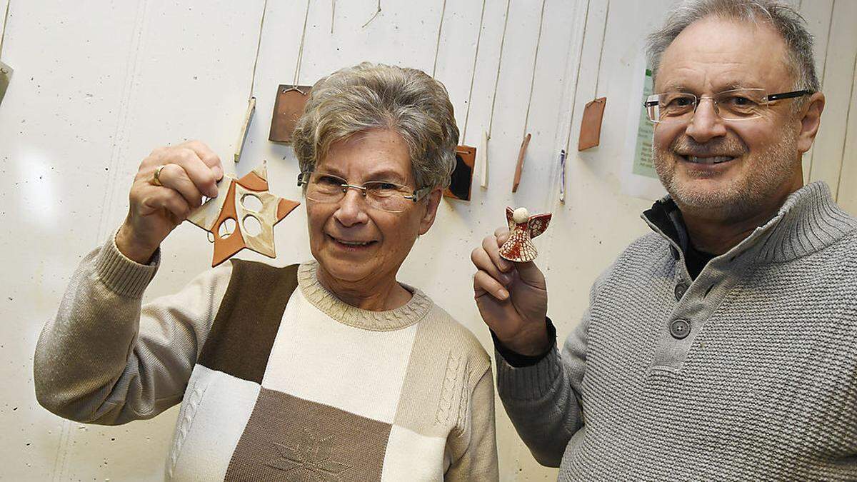 Helga Hofer, im Bild mit Stadtpfarrer Ernst Windbichler, bastelt jedes Jahr kreative Geschenke