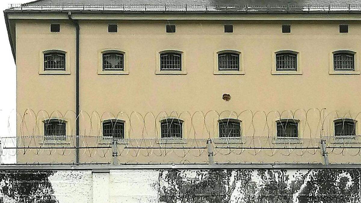 Im Oktober stemmten Häftlinge ein Loch in die Mauer des Zellentrakts