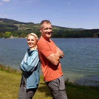 Armin Assinger und Silvia Schneider bei Dreharbeiten am Stubenbergsee