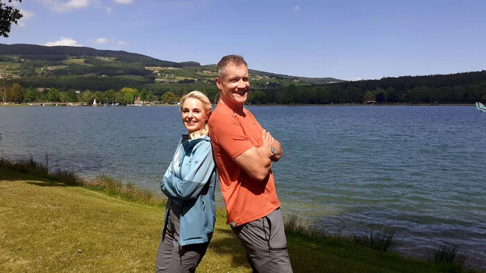 Armin Assinger und Silvia Schneider bei Dreharbeiten am Stubenbergsee