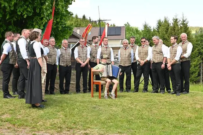 Obmann Wolfgang Krassnitzer zeigte sich erfreut über die große Beteiligung: „Wir haben 23 aktive Sänger. Hochgerechnet auf die Bevölkerung bedeutet das, dass bei uns im Ort jeder männliche Einwohner singt.“ Gleichzeitig sprach er allen Mitwirkenden, Gästen und den zahlreichen ehrenamtlichen Helfern seinen Dank für das gelungene Fest aus.