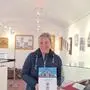 Dieses Bild zeigt die Historikerin Christa Schillinger in der „Galerie in der Kirchenmauer“, dem Ort der Austellung | Die historische Ausstellung von Christa Schillinger wird beim Stradener Wirtschaftsspektakel am 17. und 18. Mai eröffnet