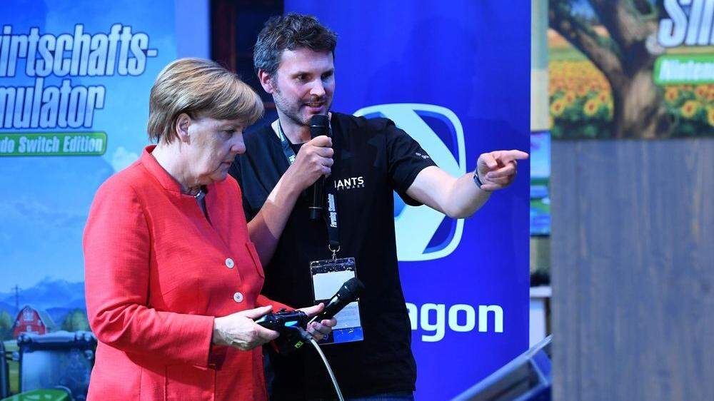 Merkel spielt für rund 30 Sekunden den &quot;Landwirtschaftssimulator&quot;.