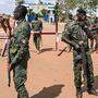 Könnten den französischen Botschafter bald zum Flughafen eskortieren. Nigrische Polizisten in der Hauptstadt Niamey.