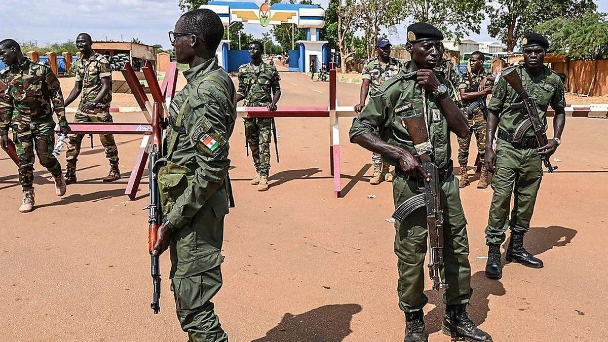 Könnten den französischen Botschafter bald zum Flughafen eskortieren. Nigrische Polizisten in der Hauptstadt Niamey.