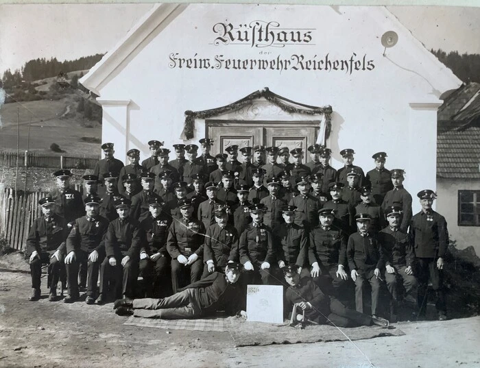1926: 50-jähriges Jubiläum vor dem ehemaligen Rüsthaus.
