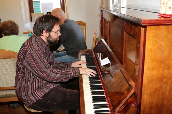 Für Kurzweil in den Pausen sorgte Stephan Hafner am Klavier.