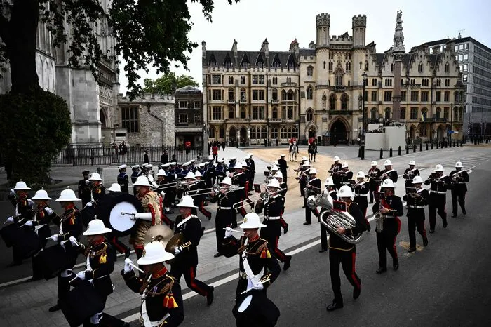 Der Sarg der Queen wurde um kurz vor 12 Uhr MESZ aus der Westminster Hall getragen und auf eine Lafette gelegt worden.