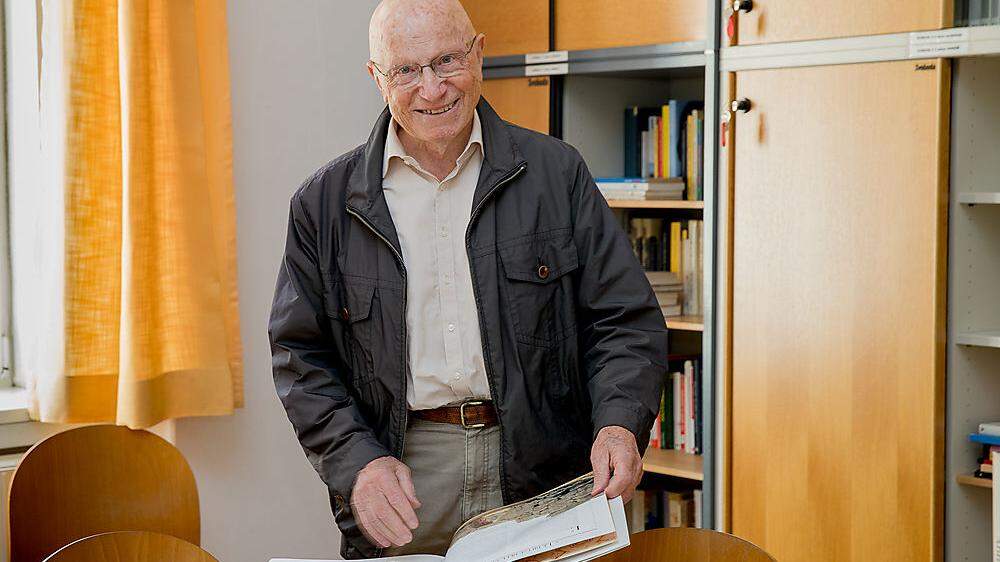 Hellmut Huber konsultiert regelmäßig die Bibliothek im Büro der Gesellschaft in der Gasometergasse 