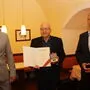 Andreas Herz und Jochen Pack übergaben die Medaille an Walter Gaich