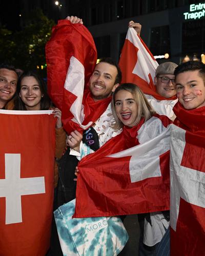Schweizer Fans feiern den Sieg von Nemo beim 68. Song Contest