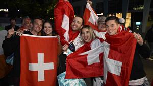 Schweizer Fans feiern den Sieg von Nemo beim 68. Song Contest