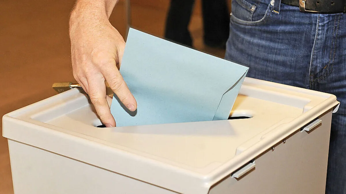 Eigentlich nicht erlaubt: Das eigenhändige EInwerfen des Wahlkuverts